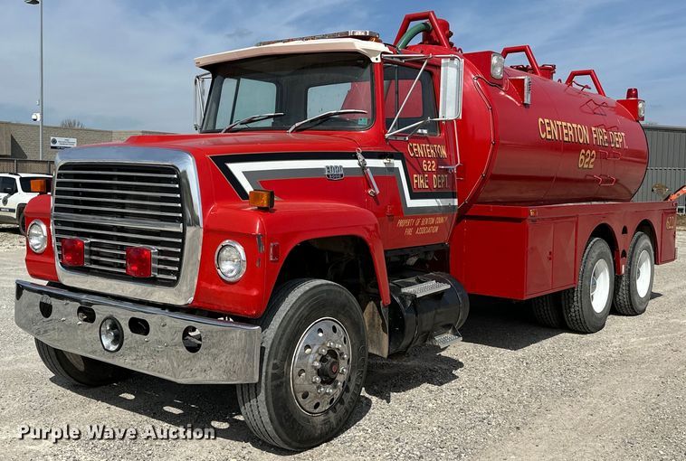 1984 Ford LT9000 tanker fire truck - OM9260