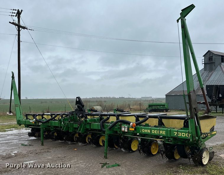 John Deere 7300 Max Emerge 2 planter - DG4286