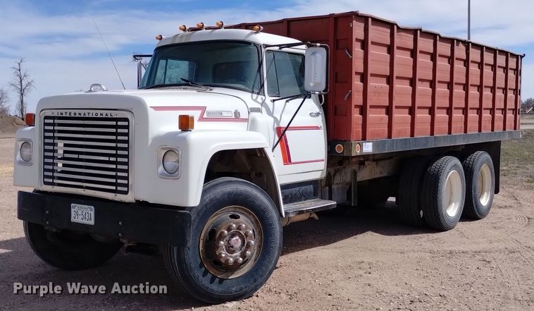 1978 International Loadstar F1800 grain truck - DQ6043