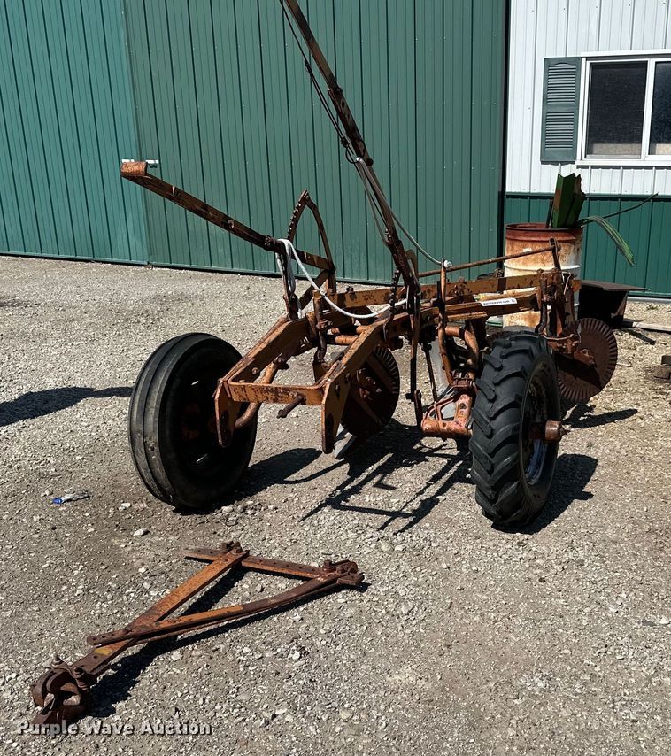 Allis Chalmers three bottom plow  - DQ6440