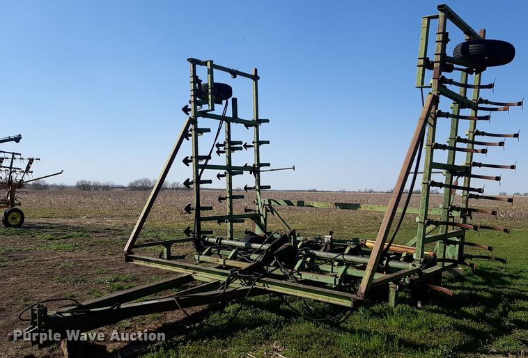 John Deere 1000 field cultivator - DV9930