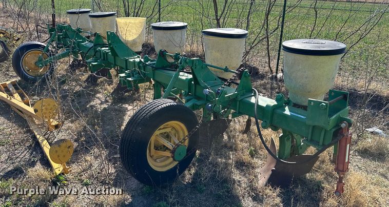 John Deere  planter - KV9888