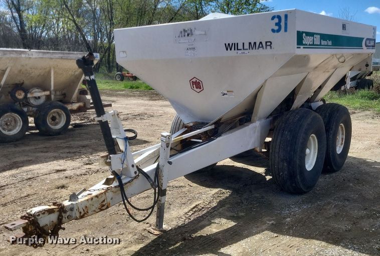 Willmar Super 600 Narrow Track spreader - MJ9038
