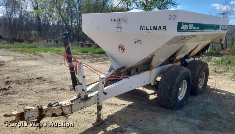 Willmar  Super 600 narrow track  spreader - MJ9040