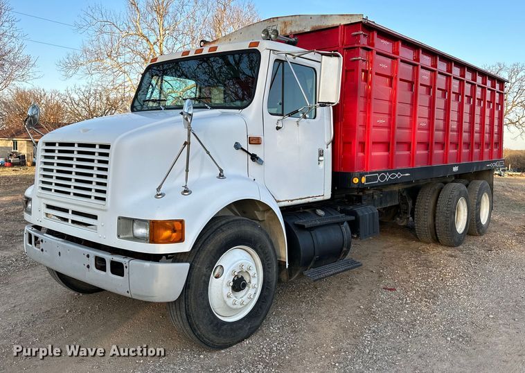 2000 International  8100 grain truck - OM9898
