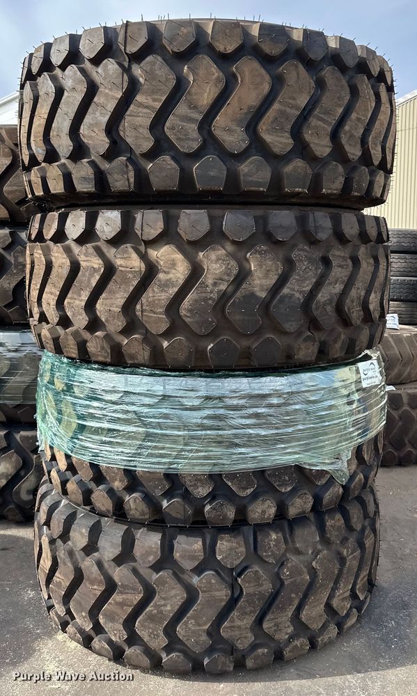 (4) 23.5R25 tires - DG0485