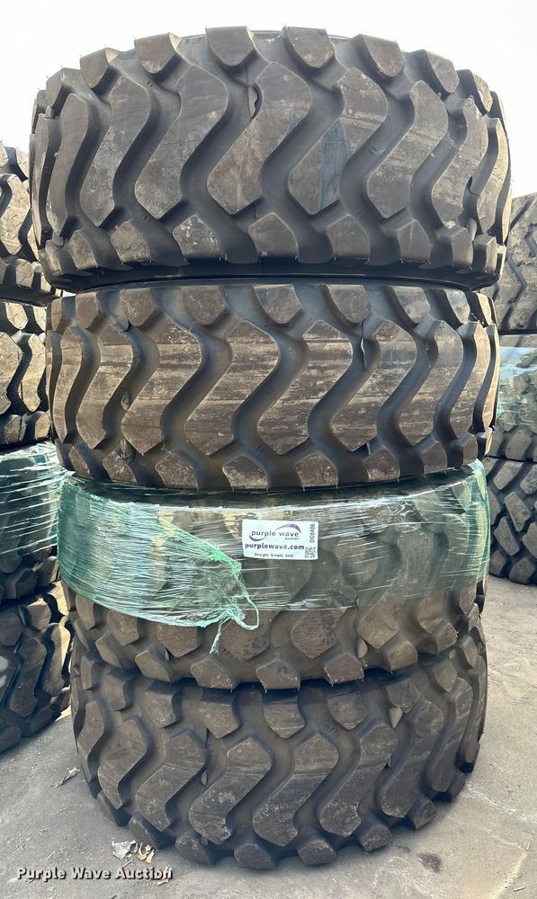 (4) Michelin 23.5R25 tires - DG0486