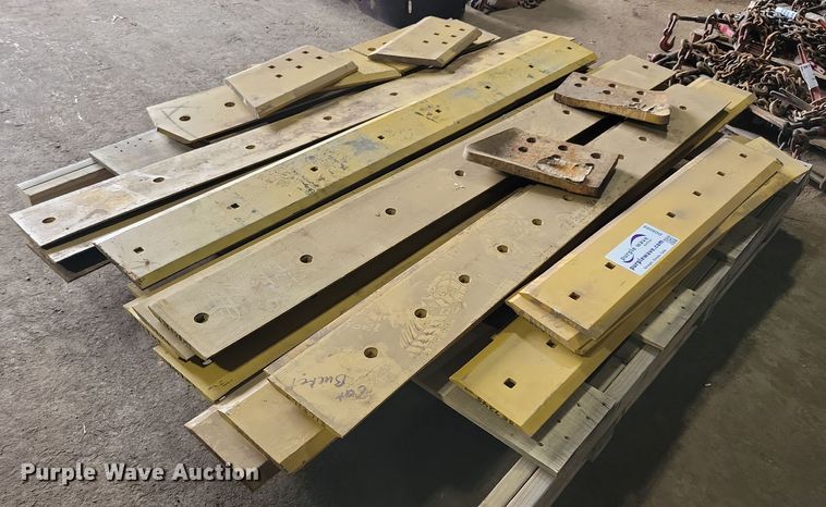 Approximately 26 Caterpillar cutting edges - DG0569