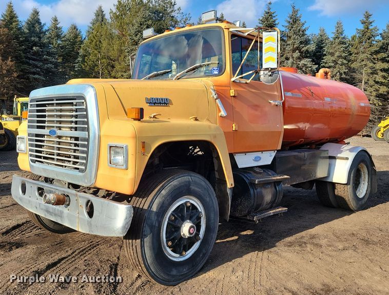 1990 Ford L8000 water truck - DL7863