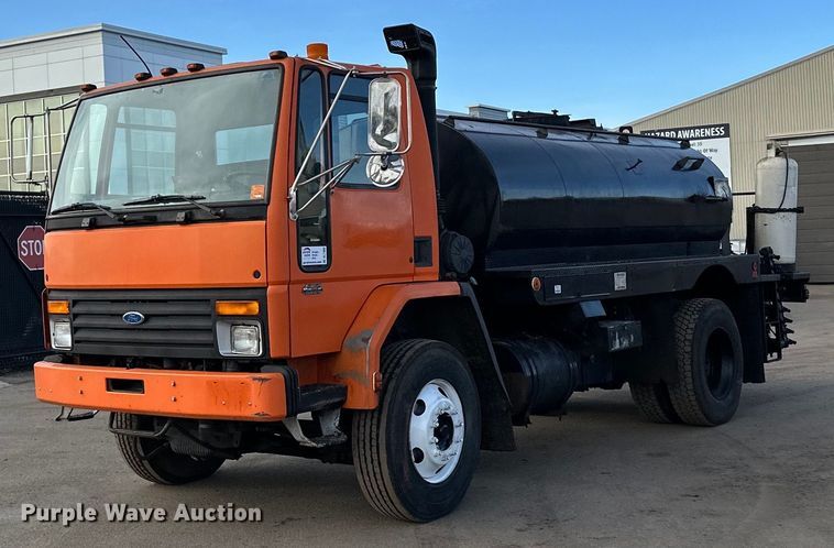 1995 Ford CF8000 oil distributor truck - DL7902