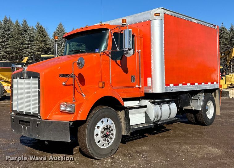 1999 Kenworth  T800 box truck - DO3173
