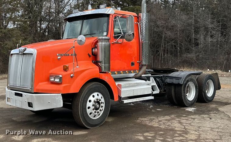 2002 Western Star 4900 semi truck - DO3203
