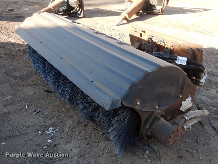 Bobcat 71" W skid steer broom - DO3240