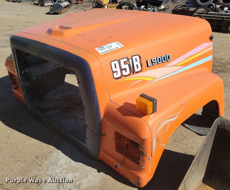 Ford  L9000 hood - DO3249