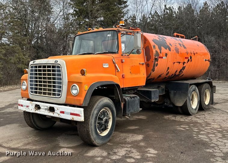 1974 Ford  8000 water truck - DQ7430