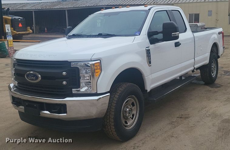 2017 Ford F350 Super Duty XL SuperCab pickup truck - DR4265