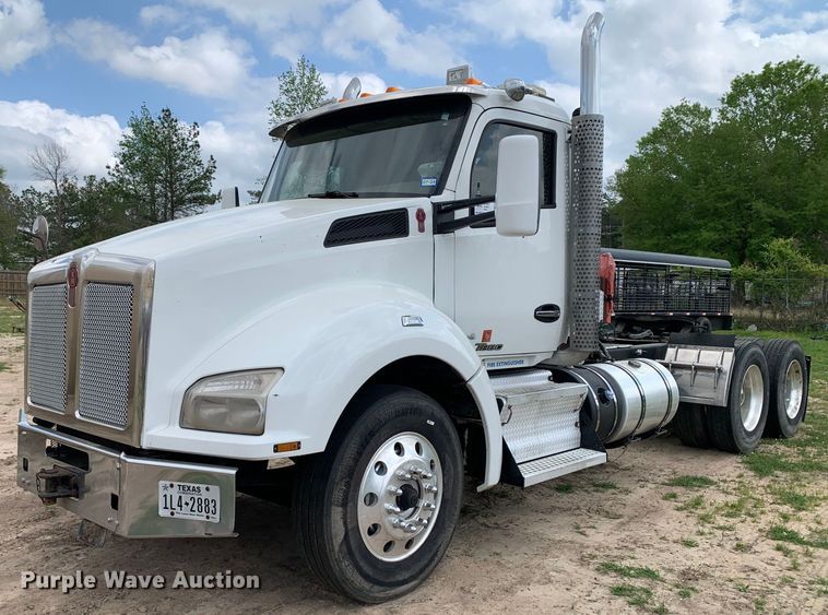 2015 Kenworth T880 semi truck - DM7780