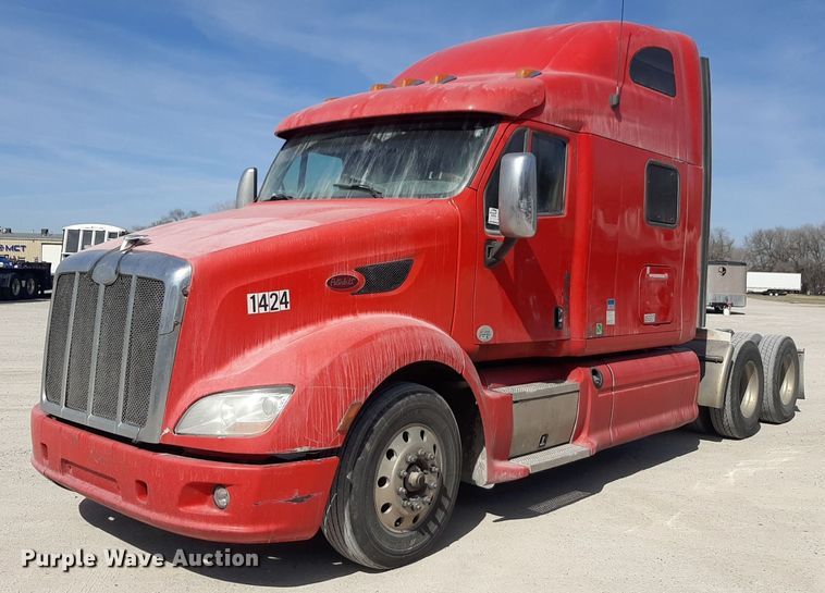 2013 Peterbilt 587 semi truck - DP2681