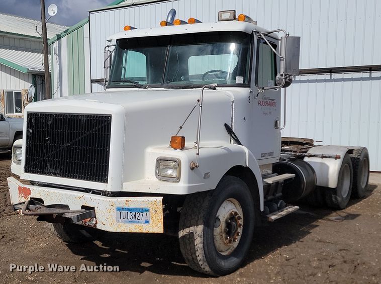 1995 White GMC semi truck - DP3429