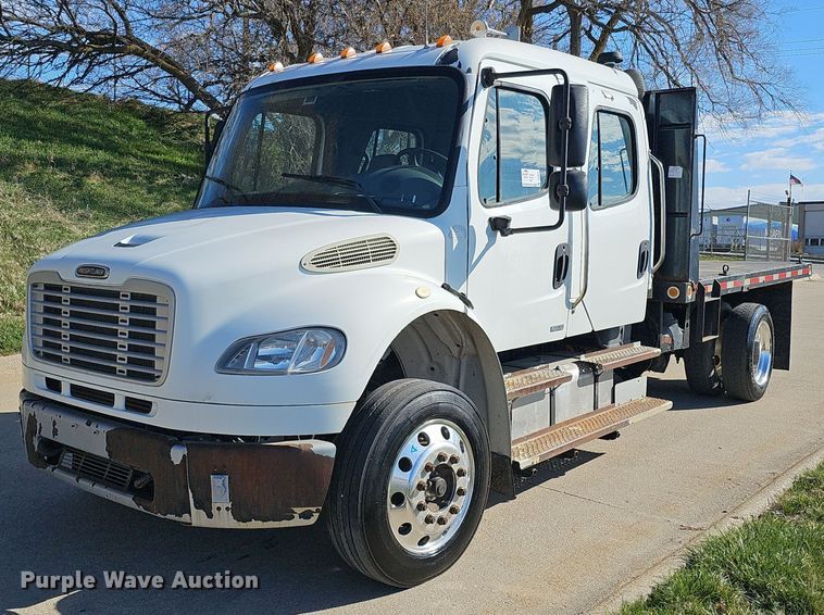 2010 Freightliner Busings Class M2 Crew Cab flatbed truck - DQ8603