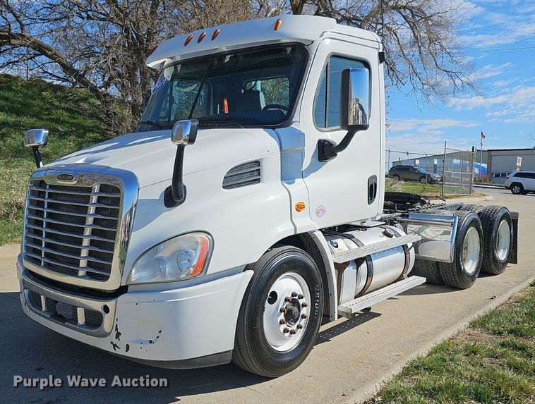 2016 Freightliner Cascadia semi truck - DQ8605