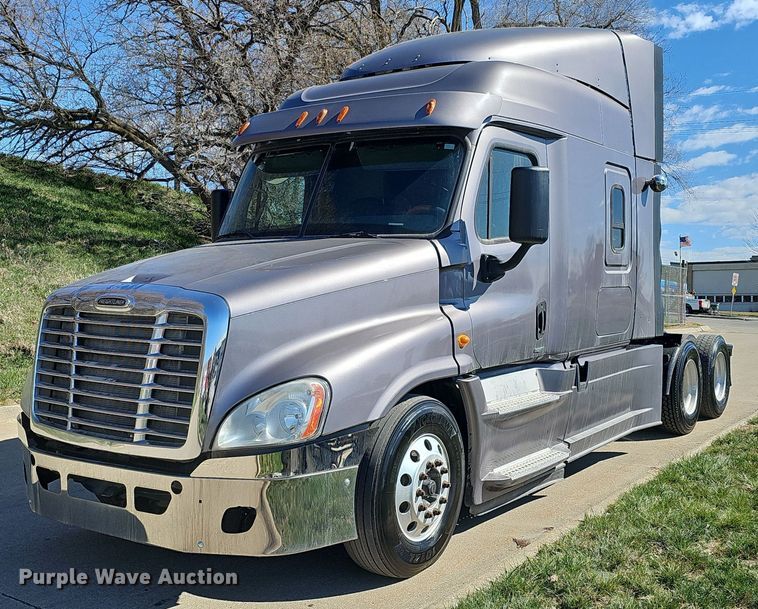 2015 Freightliner Cascadia Evolution semi truck - DQ8607