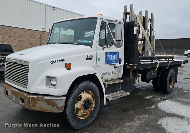 2001 Freightliner FL70 flatbed truck - DQ8640