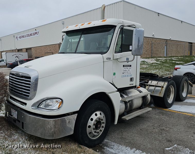 2007 Freightliner Columbia 120 semi truck - DQ8641
