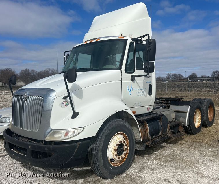 2009 International TranStar 8600 semi truck - DS0836