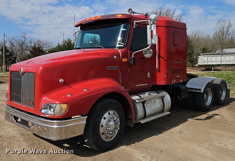 2000 International  9400i semi truck - EI3646