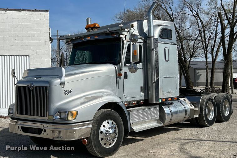 2004 International 9400i  semi truck - EK4288