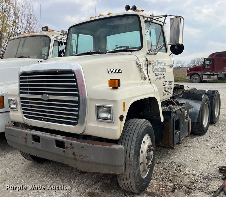 1990 Ford L9000 semi truck - LD9305