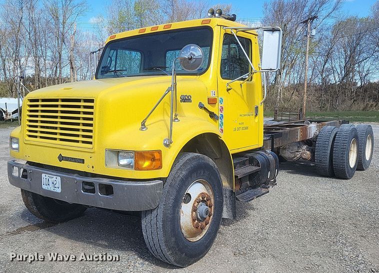 1998 International 4900 truck cab and chassis - MJ9037