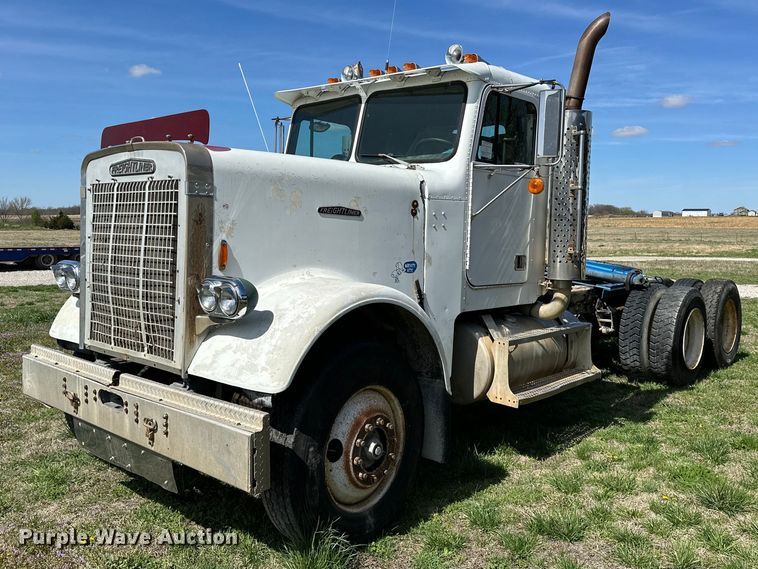 1981 Freightliner  FLC semi truck - OM9993