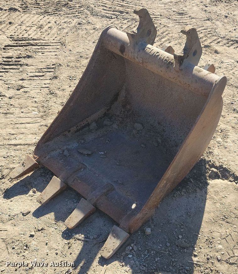 John Deere 24" W excavator bucket - DG0521