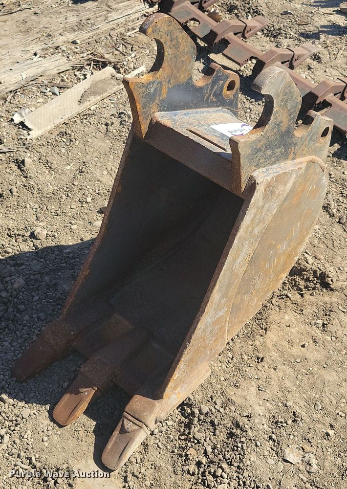 Kubota 13" W excavator bucket - DG0522