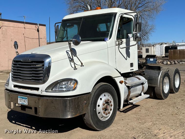 2005 Freightliner  Columbia 120 semi truck - DG0524
