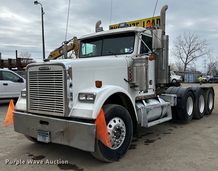 2000 Freightliner  FLD120 semi truck - DQ0600