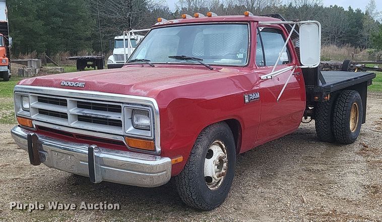 1989 Dodge Ram 350 flatbed pickup truck - DO4873