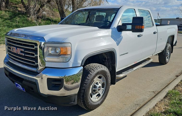 2015 GMC Sierra 2500HD Crew Cab pickup truck - DQ8602