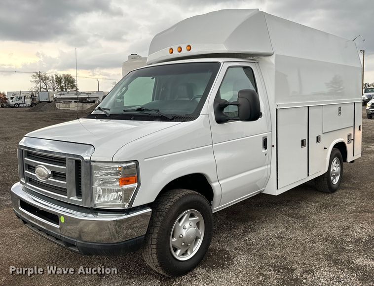 2014 Ford E350 Super Duty van - EG1320