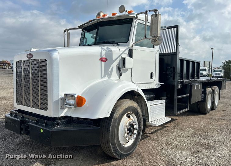 2009 Peterbilt  365 flatbed truck - EG1333