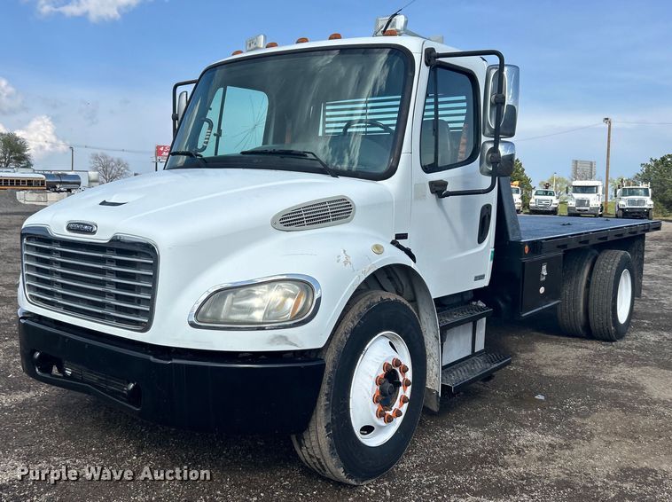 2005 Freightliner  Business Class M2 flatbed truck - EG1348