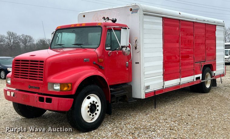 2000 International 4900 delivery truck - EK4246