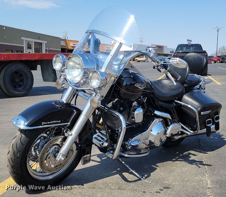 2002 Harley Davidson  Road King motorcycle - MQ9702
