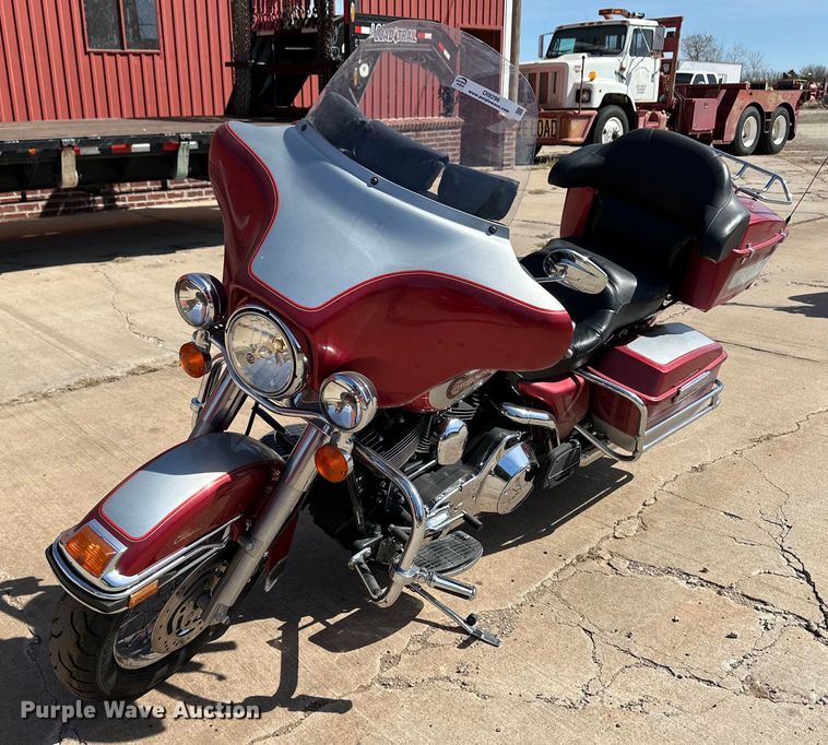 2005 Harley Davidson FLHTCI motorcycle - OI9296