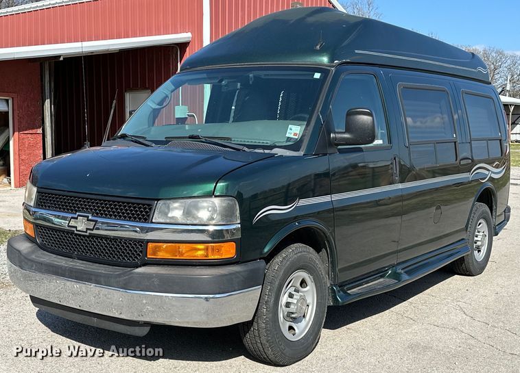 2013 Chevrolet  Express 2500 handicap accessible van - OM9987