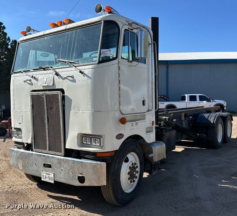 1985 Peterbilt 362 roll-off container truck - DG4327