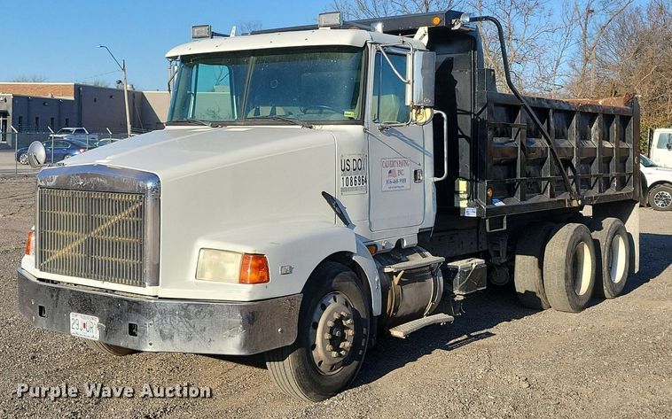 1997 Volvo WCA dump truck - DK4225