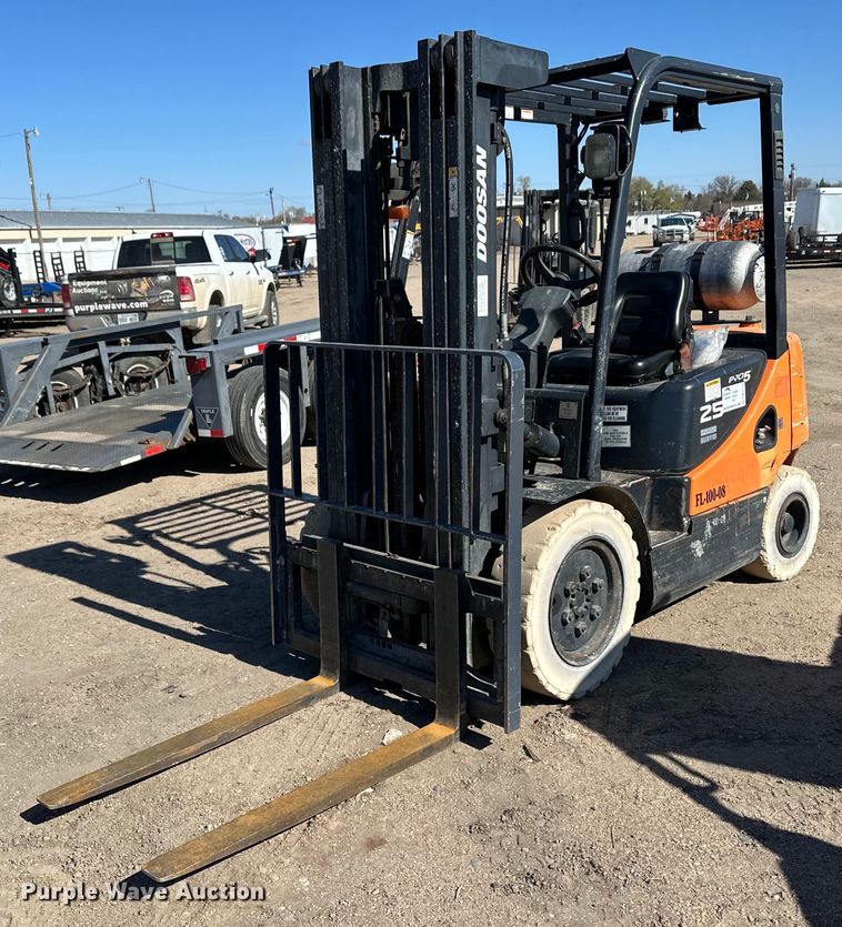 Nissan 25 forklift - DM2712